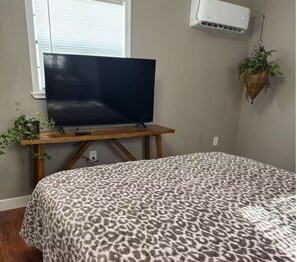 1 bedroom, WiFi, bed sheets - The Boho Bungalow Retreat (Van Buren)