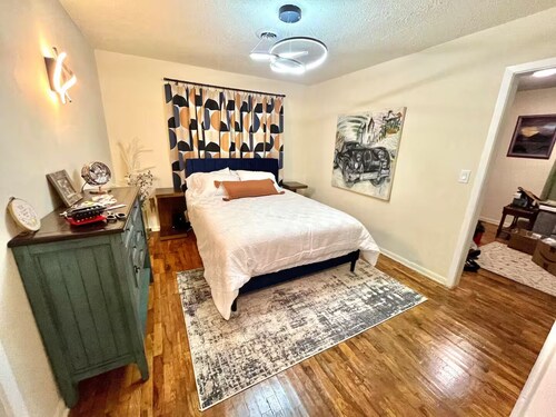 Cozy Campus Art Cottage