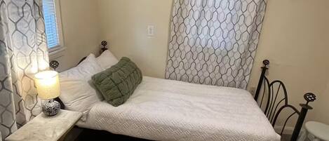 2 camere, una scrivania, ferro/asse da stiro, culla da viaggio