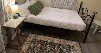 Cozy Campus Art Cottage