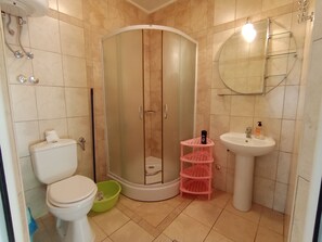 Doccia, bidet, asciugamani