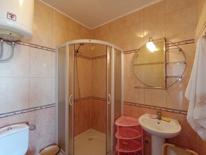Shower, bidet, towels - Villa Delfin 3 - Studio in Šušanj (Šušanj)