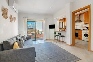 TV - Casa Essência – With Garage and Air Conditioning (Armação de Pêra)