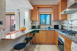 Fridge, microwave, oven, stovetop - Casa Essência – With Garage and Air Conditioning (Armação de Pêra)