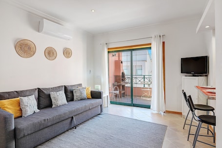 TV. Colmeia AL - Casa Essência: Modern Apartment for 6 Near the Beach with Balcony