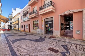 Exterior - Colmeia AL - Casa Essência: Modern Apartment for 6 Near the Beach with Balcony (Armação de Pêra)