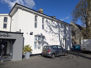 Exterior - Standard Twin Room (Hounslow)