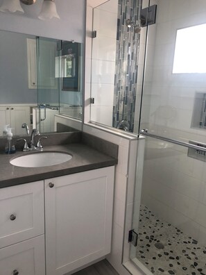 Dusche, Haartrockner, Handtücher, Seife