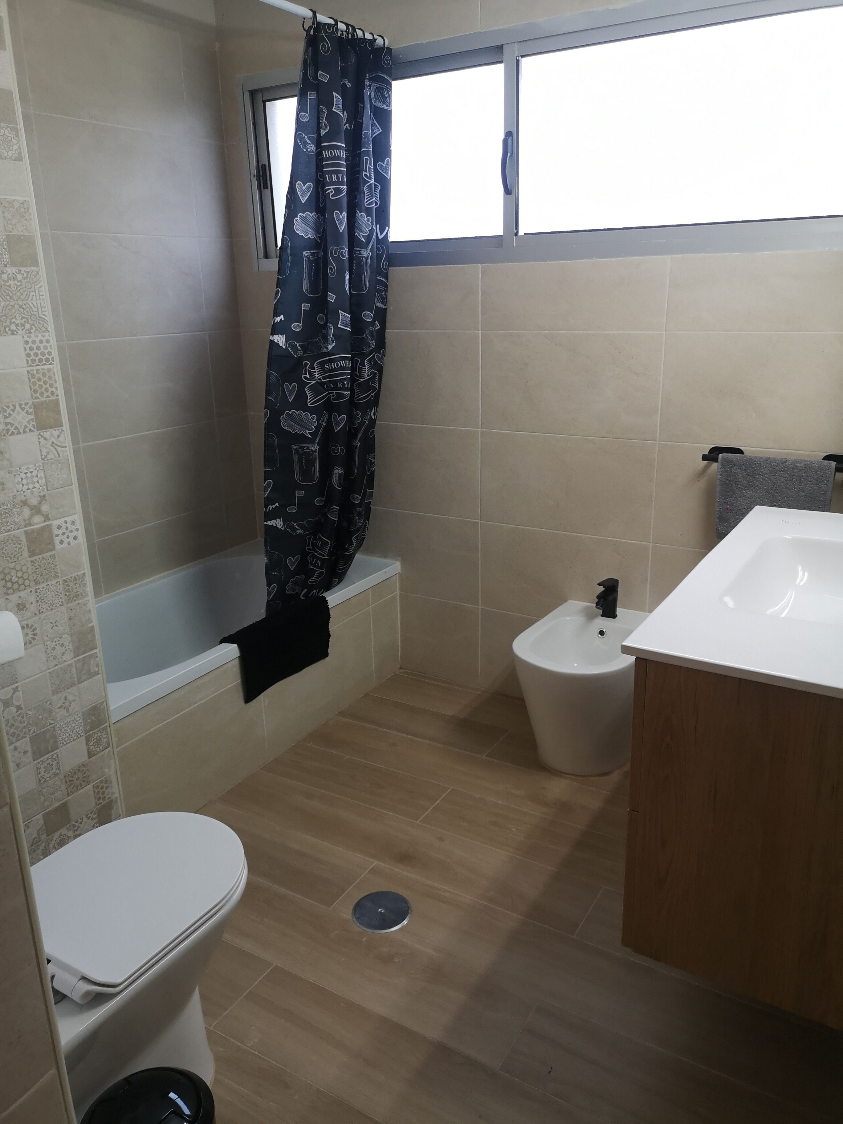 Een haardroger, een bidet, handdoeken, zeep