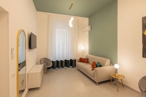 Deluxe Double Room, 1 Bedroom, Non Smoking | Living area