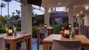 Outdoor dining - Marriott's Aruba Surf Club | 2BR/2BA Oceanside (Noord)