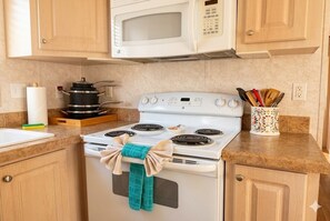 Fridge, microwave, oven, stovetop - 2650 Holiday Trails, Unit 103 – Sandcastles Resort
Kissimmee, Florida 34746 (Kissimmee)