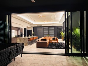Smart TV, stereo - Modern Luxe Home - pool, jacuzzi and channel view (Cape Coral)