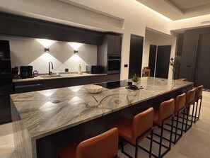 Fridge, microwave, oven, stovetop - Modern Luxe Home - pool, jacuzzi and channel view (Cape Coral)