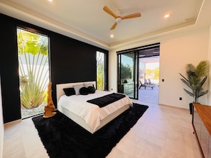 4 bedrooms, iron/ironing board, free WiFi, bed sheets - Modern Luxe Home - pool, jacuzzi and channel view (Cape Coral)
