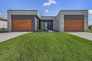 Property grounds - Modern Luxe Home - pool, jacuzzi and channel view (Cape Coral)