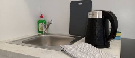 雪櫃、電熱水壺、廚房用具/餐具/器皿