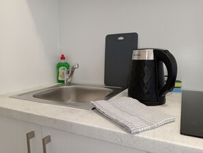 Fridge, electric kettle, cookware/dishes/utensils - Martin´s Apartment Dubrava (4P.) (Dobra Voda)