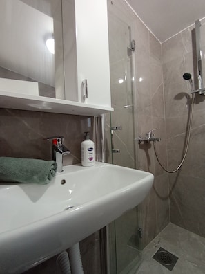 Shower, hair dryer, towels - Martin´s Apartment Dubrava (4P.) (Dobra Voda)