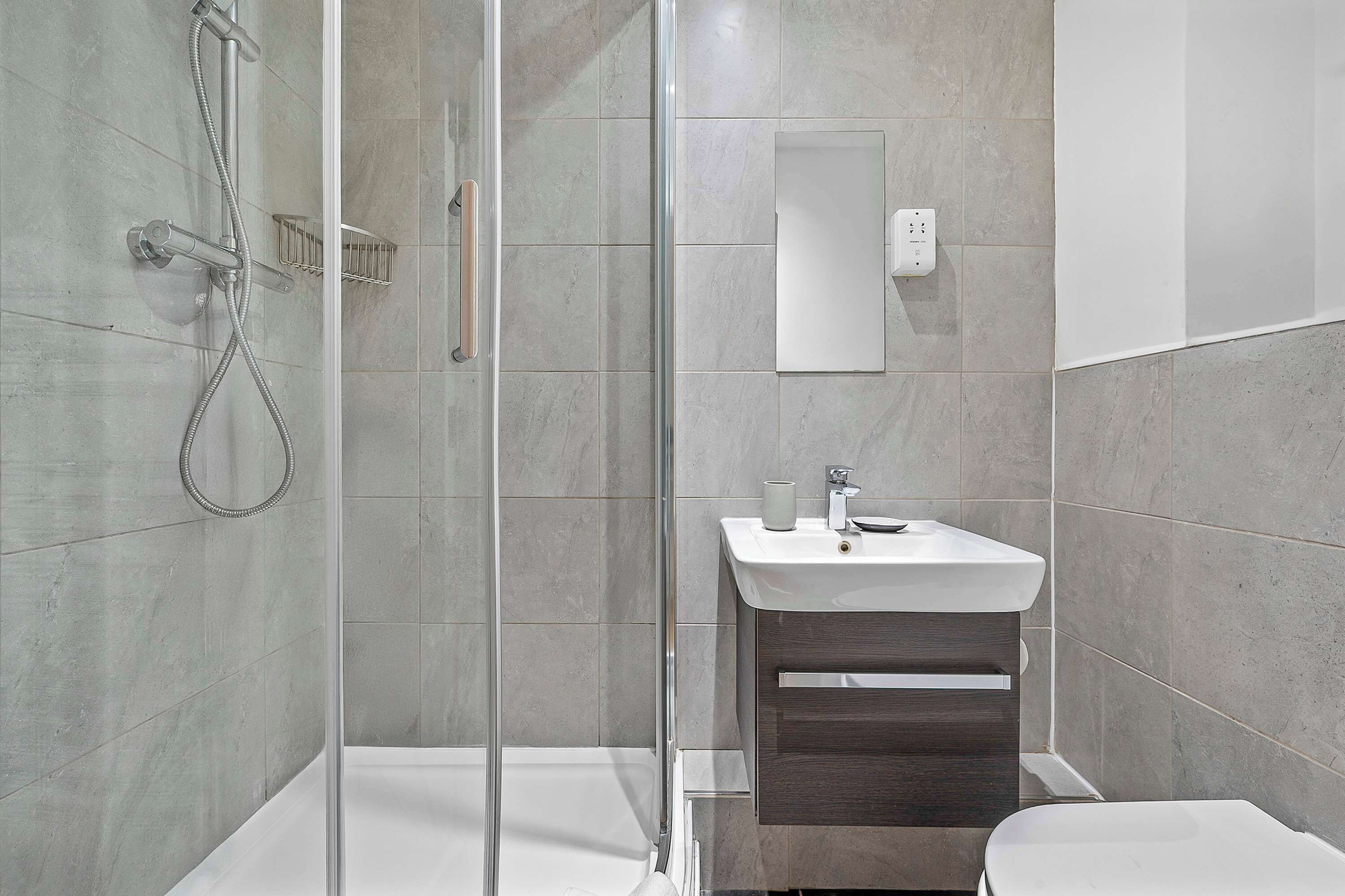 Een douche, een haardroger, handdoeken, shampoo