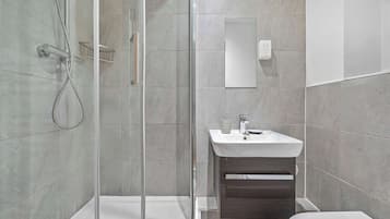 Een douche, een haardroger, handdoeken, shampoo