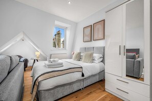 1 bedroom, iron/ironing board, travel cot, WiFi - Skylit Top-Floor Studio - Soho - Sleeps 4 (London)
