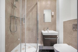 Shower, hair dryer, towels, shampoo - Skylit Top-Floor Studio - Soho - Sleeps 4 (London)