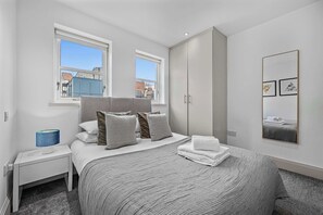 1 bedroom, desk, iron/ironing board, travel cot - Bright 1-Bed Soho Flat - Sleeps 4 - Workspace (London)