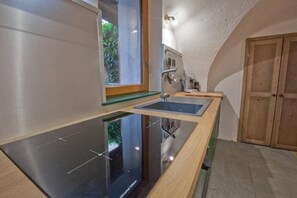 Réfrigérateur, micro-ondes, four, cafetiÚre/bouilloire