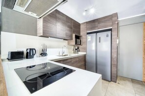 Refrigerador, microondas, parrilla de estufa y tostadora 