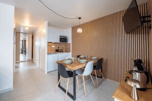 Fridge, microwave, coffee/tea maker - Bright apartment for 7 people in Les Deux Alpes (Les Deux Alpes)