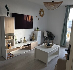 TV - Apartment with View and Terrace in Fréjus (Fréjus)