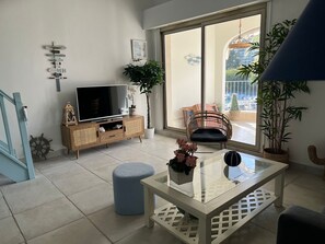 TV - Bright apartment with pool in Mandelieu (Mandelieu-la-Napoule)