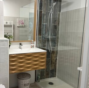 Shower, hair dryer, towels - Bright apartment with pool in Mandelieu (Mandelieu-la-Napoule)