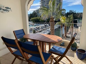 Outdoor dining - Bright apartment with pool in Mandelieu (Mandelieu-la-Napoule)