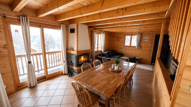 A wooden cabin with a dining table, chairs, a fireplace, and a sofa. - Apt or chalet near the slopes Les Orres (Les Orres)