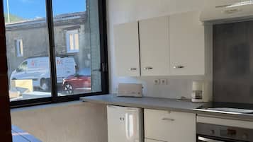 Køleskab, mikrobølgeovn, ovn, kogeplade