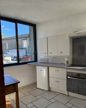 Fridge, microwave, oven, stovetop - Cottage 'Gîte 4 Personnes – Drôme Provençale' with Shared Terrace, Wi-Fi and Air Conditioning (Puy-Saint-Martin)