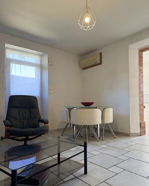 Interior - Cottage 'Gîte 4 Personnes – Drôme Provençale' with Shared Terrace, Wi-Fi and Air Conditioning (Puy-Saint-Martin)