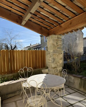 Outdoor dining - Cottage 'Gîte 4 Personnes – Drôme Provençale' with Shared Terrace, Wi-Fi and Air Conditioning (Puy-Saint-Martin)