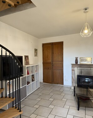 Interior - Cottage 'Gîte 4 Personnes – Drôme Provençale' with Shared Terrace, Wi-Fi and Air Conditioning (Puy-Saint-Martin)