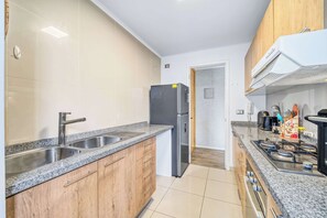 Refrigerador, microondas, parrilla de estufa y tostadora 