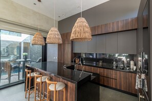 Een koelkast, een magnetron, een oven, een vaatwasser