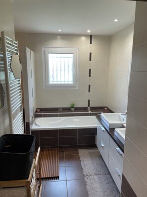 Suihku, hiustenkuivaaja, pyyhkeet, saippua