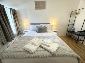 Desk, iron/ironing board, travel cot, WiFi - Simon Suite |Stylish 1BR • Sleeps 4 • Free Parking (Vale of Glamorgan)