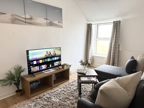TV, books - Simon Suite |Stylish 1BR • Sleeps 4 • Free Parking (Vale of Glamorgan)