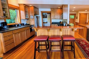 Microwave, oven, stovetop, dishwasher - Goss Lake Chalet - sleeps 6 - private lakefront dock, fire pit, ping pong (Langley)
