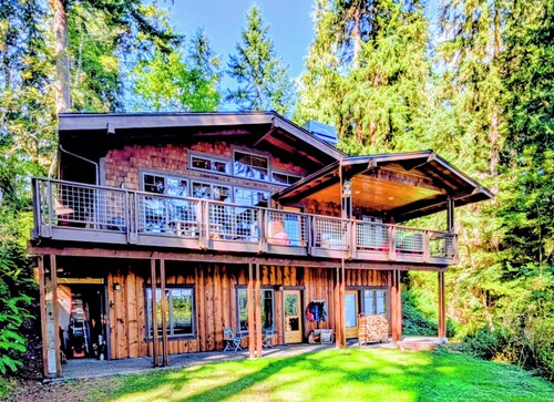 Goss Lake Chalet - sleeps 6 - private lakefront dock, fire pit, ping pong