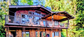 Goss Lake Chalet - sleeps 6 - private lakefront dock, fire pit, ping pong