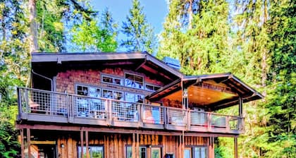 Goss Lake Chalet - sleeps 6 - private lakefront dock, fire pit, ping pong